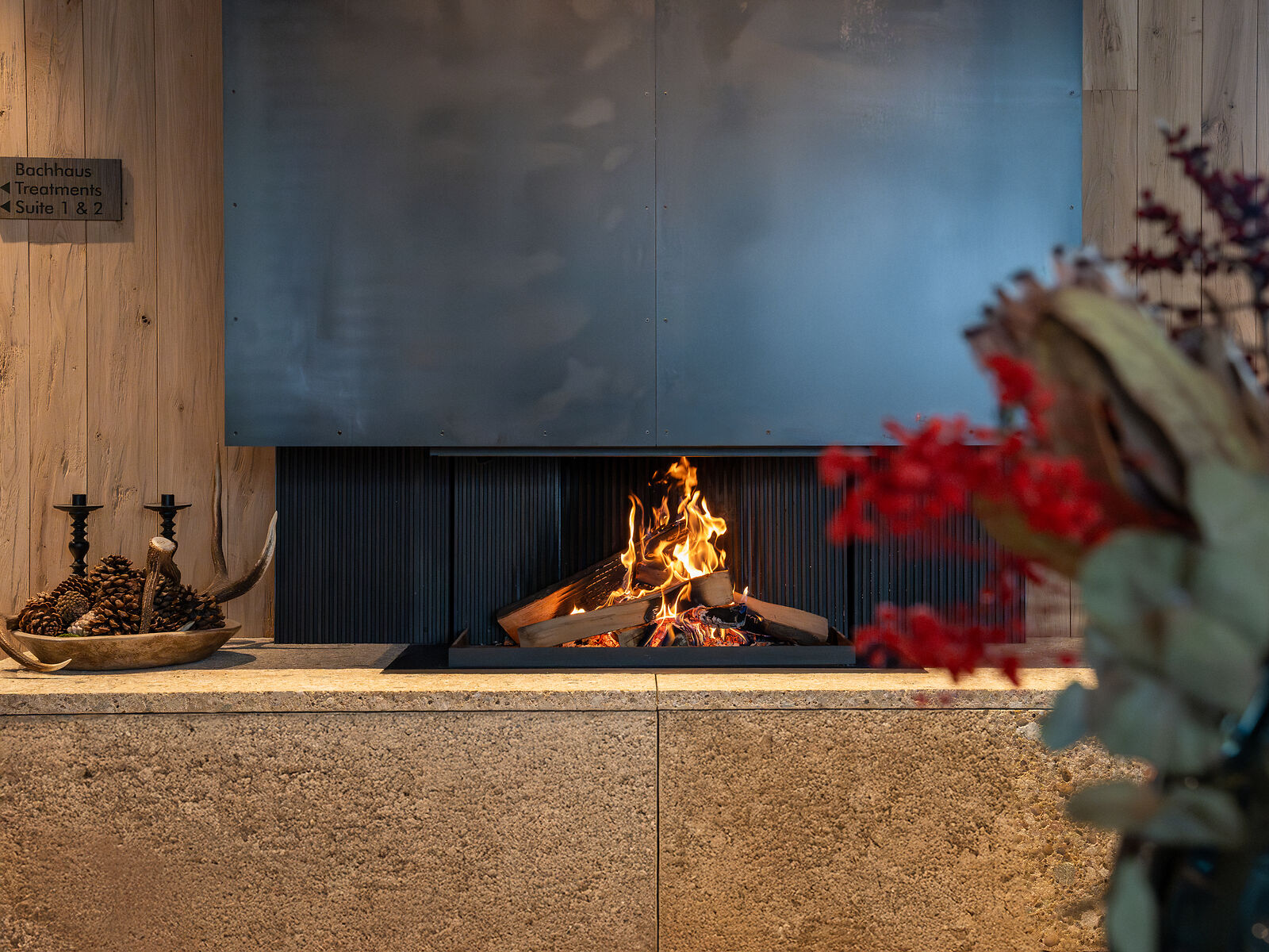 Offener Kamin Urfeuer Panorama mit Rohstahlverkleidung und steinernem Feuertisch