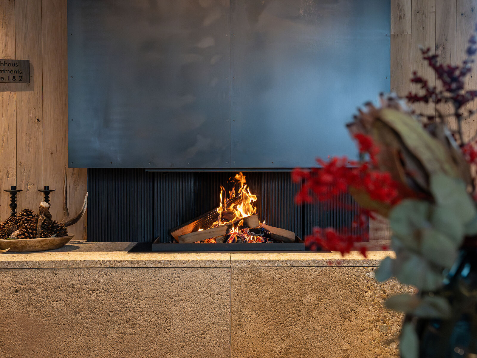 BRUNNER Urfeuer - Offener Kamin im Empfangsbereich eines Hotels