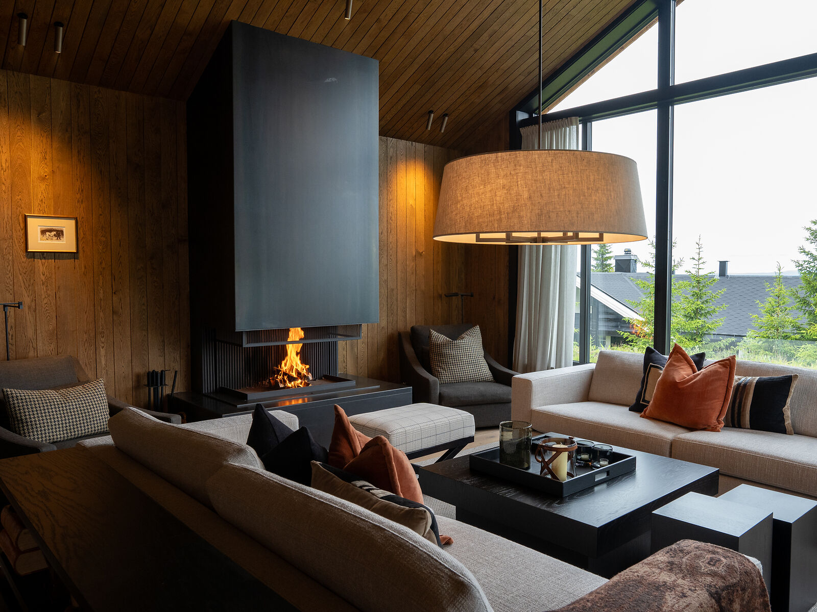 Offener Panoramakamin mit schwarzer Verkleidung im Wohnzimmer