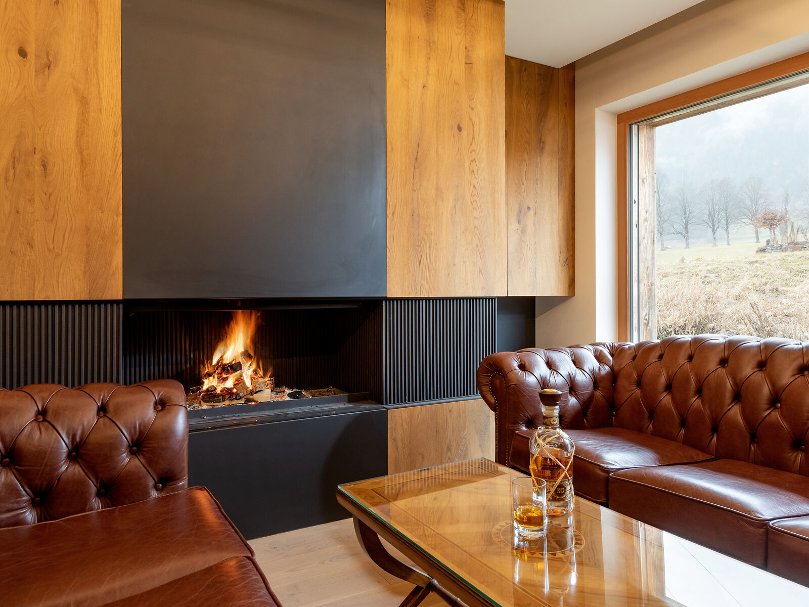 Offener Panoramakamin mit Feuerraumfortführung in Guss