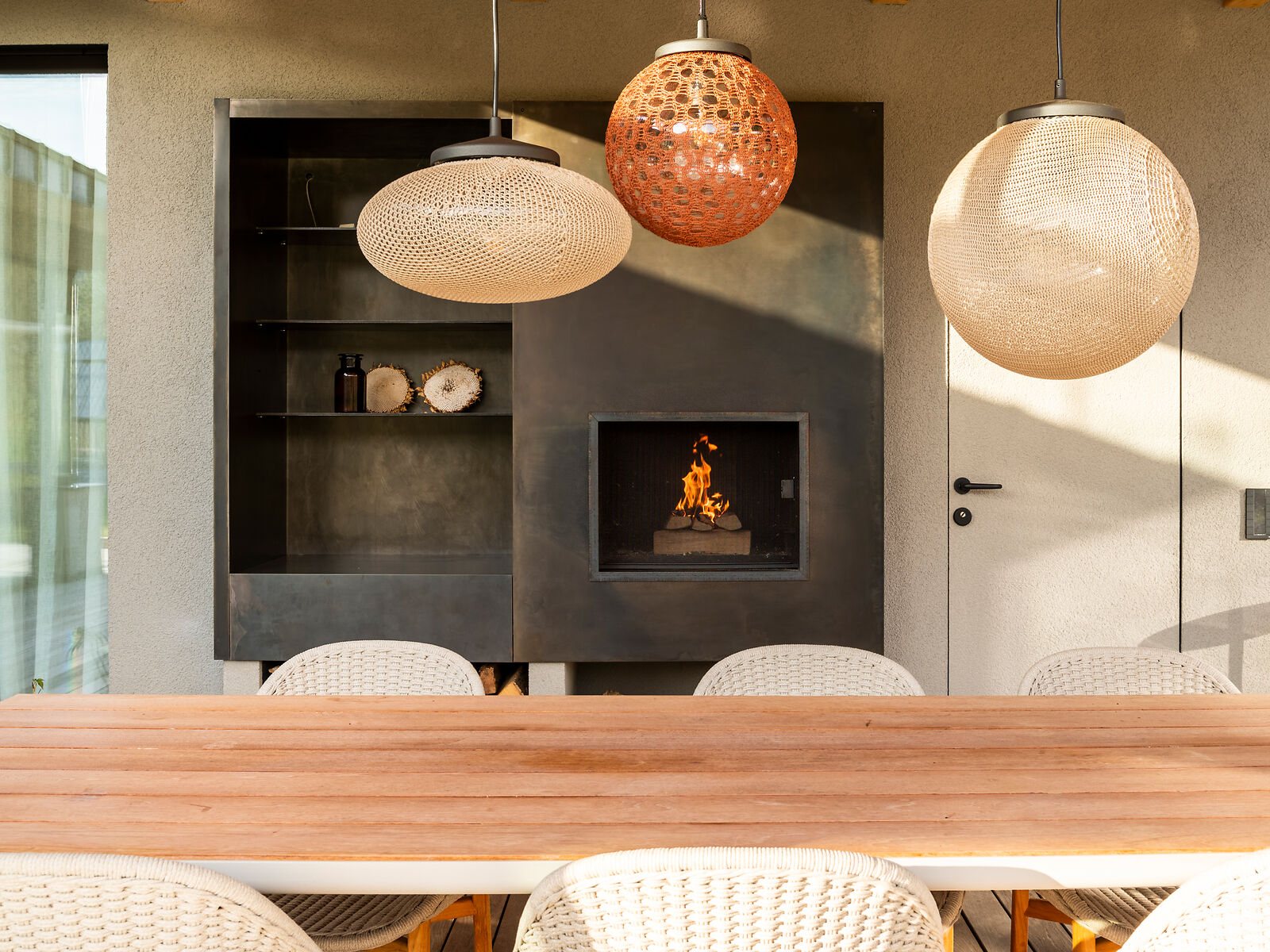 BRUNNER Urfeuer flach als Küchenkamin im Wohnraum