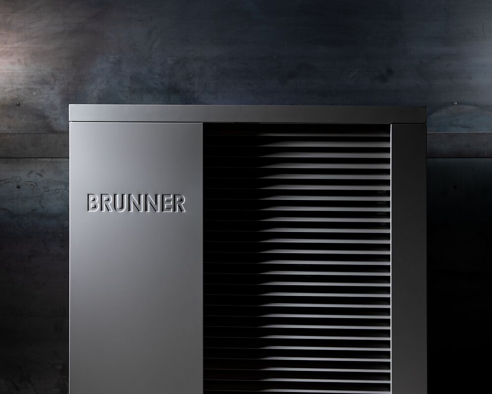 Wärmepumpe vor schwarzem Hintergrund