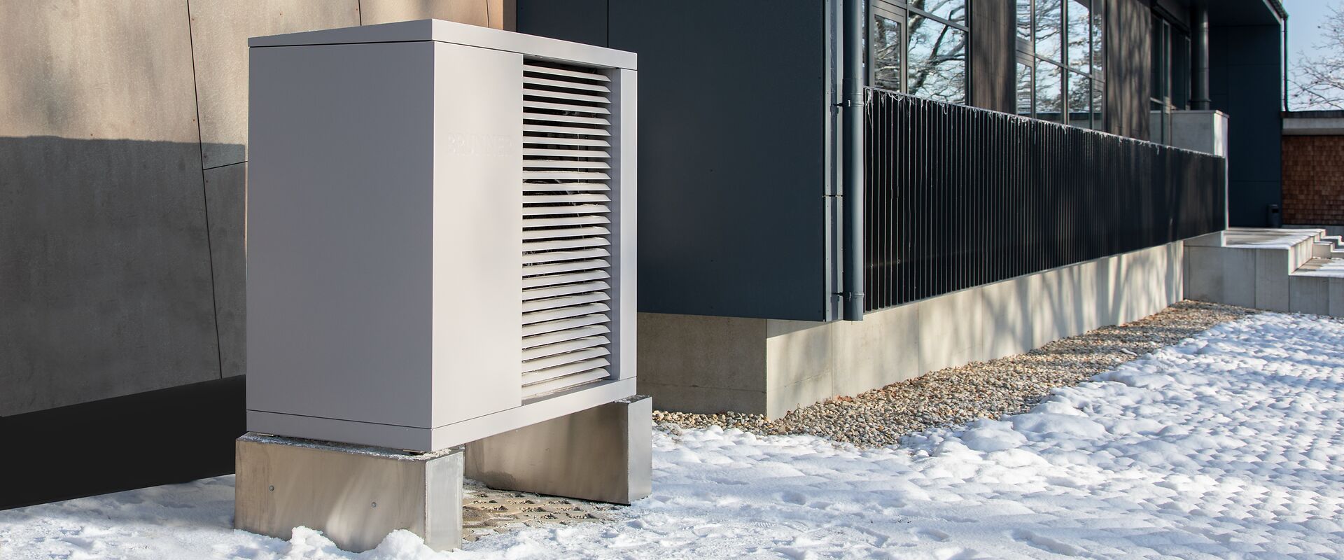 Wärmepumpe auf Stahlsockeln im Winter