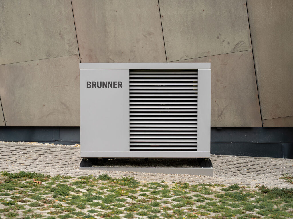 Wärmepumpe vor Hauswand
