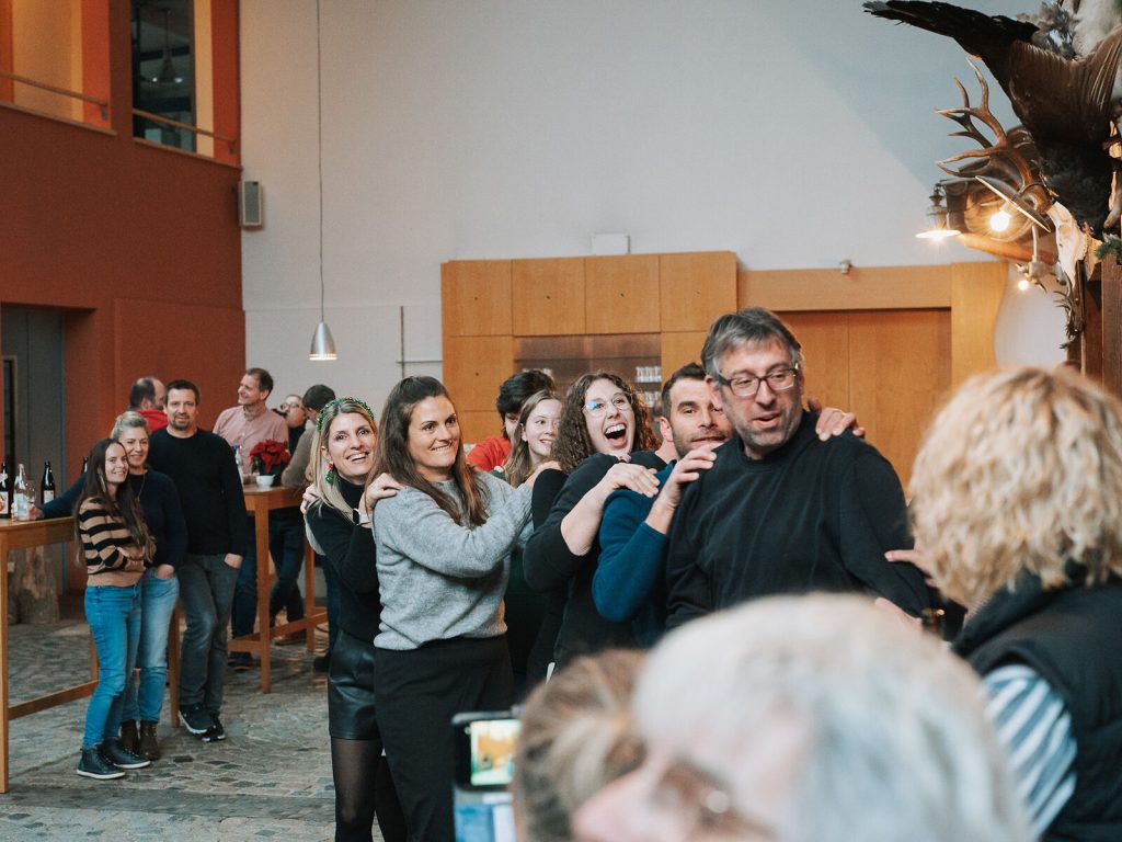 Fröhliches Team auf Veranstaltung