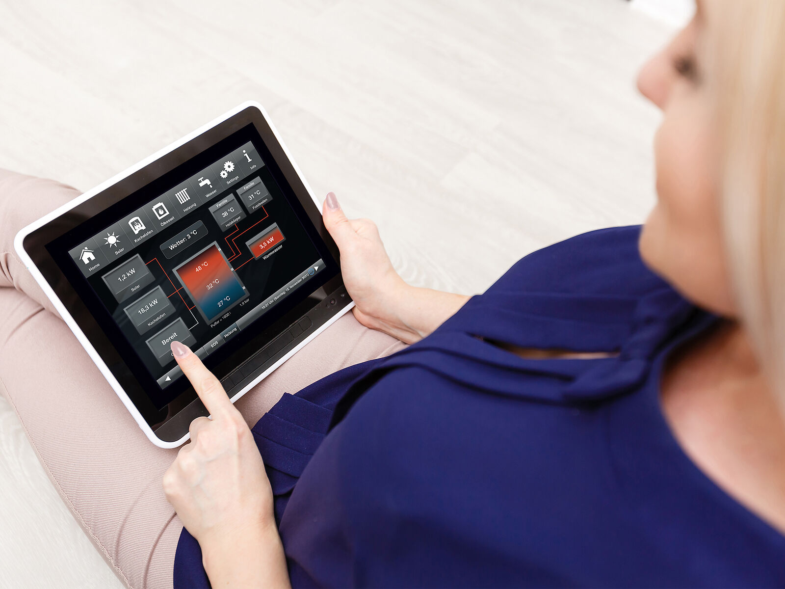 Startseite Heizungsansicht der BRUNNER Steuerung; Frau tippt darauf