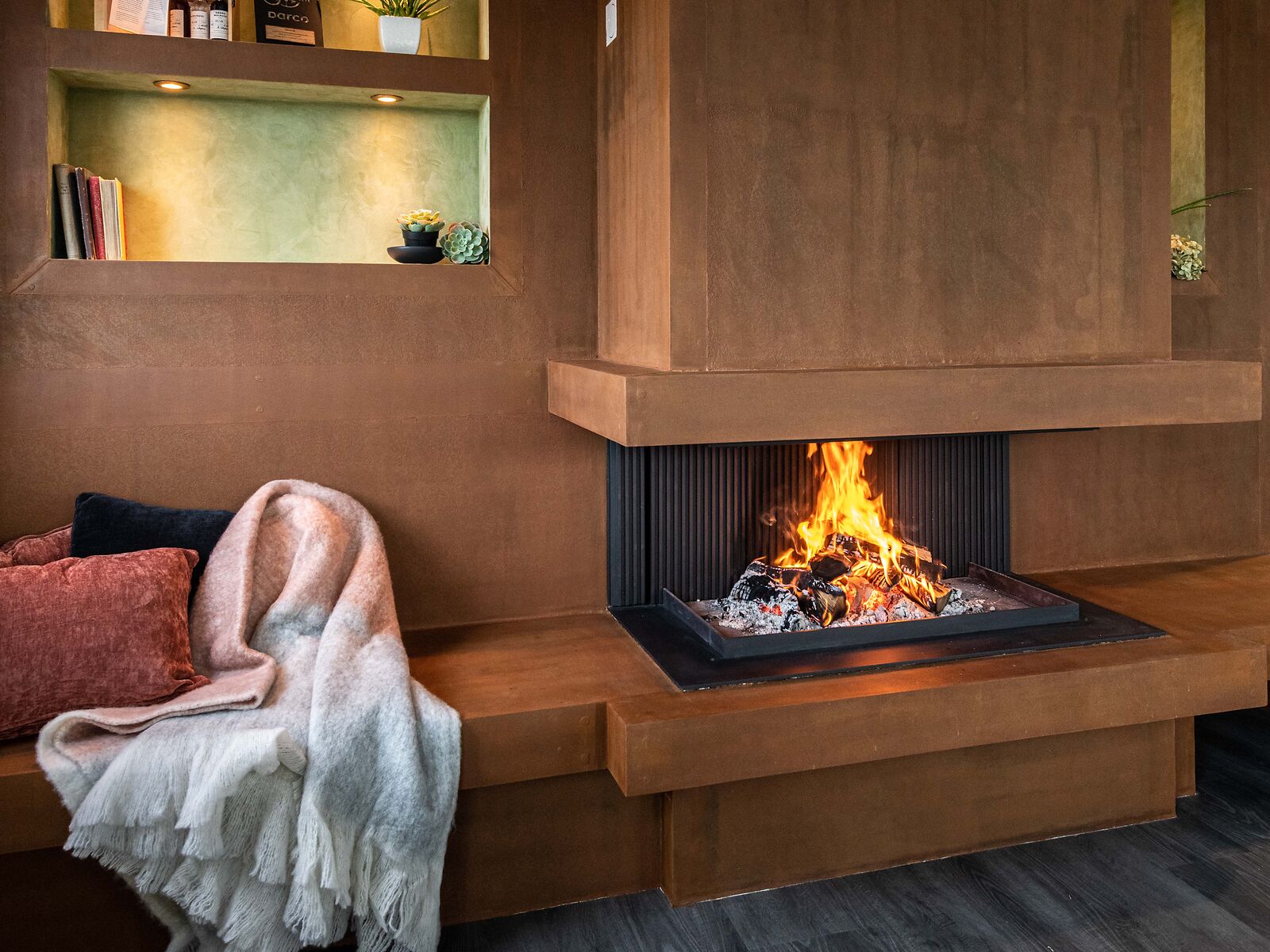 Offener Kamin Urfeuer Panorama in Rostoptik mit Sitzbank