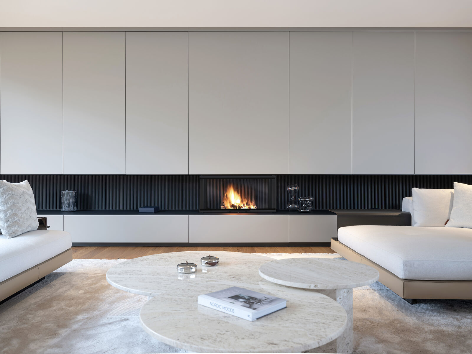 BRUNNER Kamin Panorama mit Feuerraumvortführung in Guss, in der Schrankwand verbaut