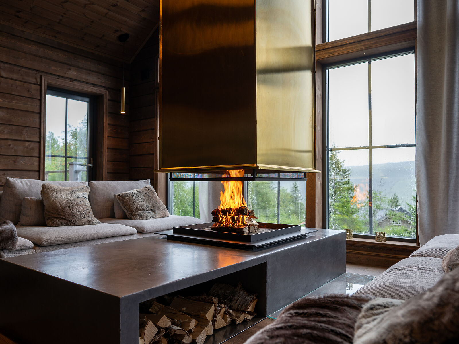 Offener Kamin Urfeuer 4 free im rustikalen Wohnzimmer mit Messingverkleidung