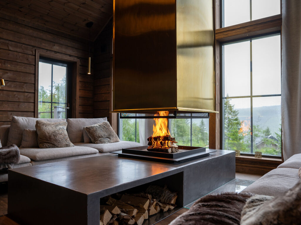 BRUNNER Urfeuer4free - offener Kamin im Zentraum eines Wohnzimmers