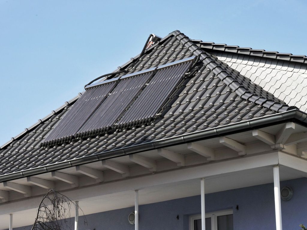 Hausdach mit Solarthermie