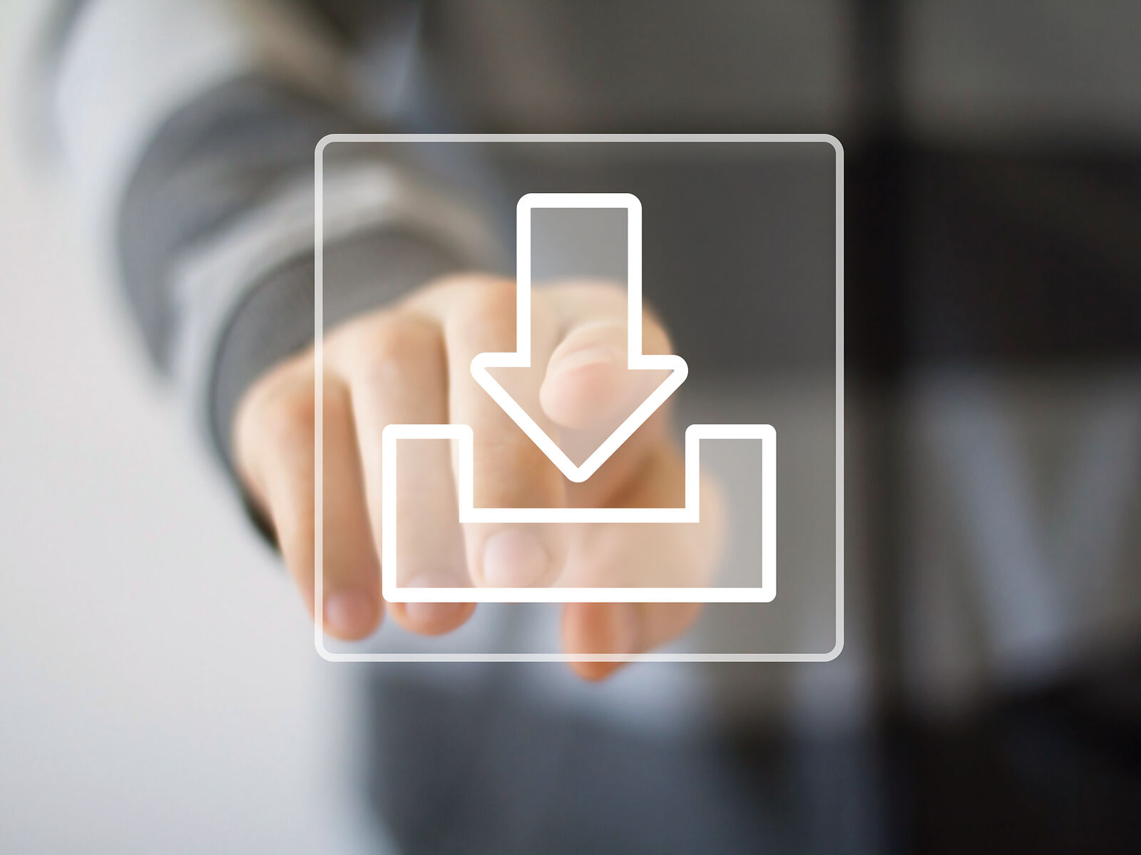 Mann tippt auf Downloadbutton