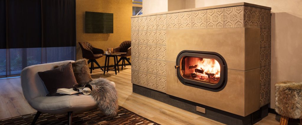 Flacher Kachelofen mit Tapetenkacheln