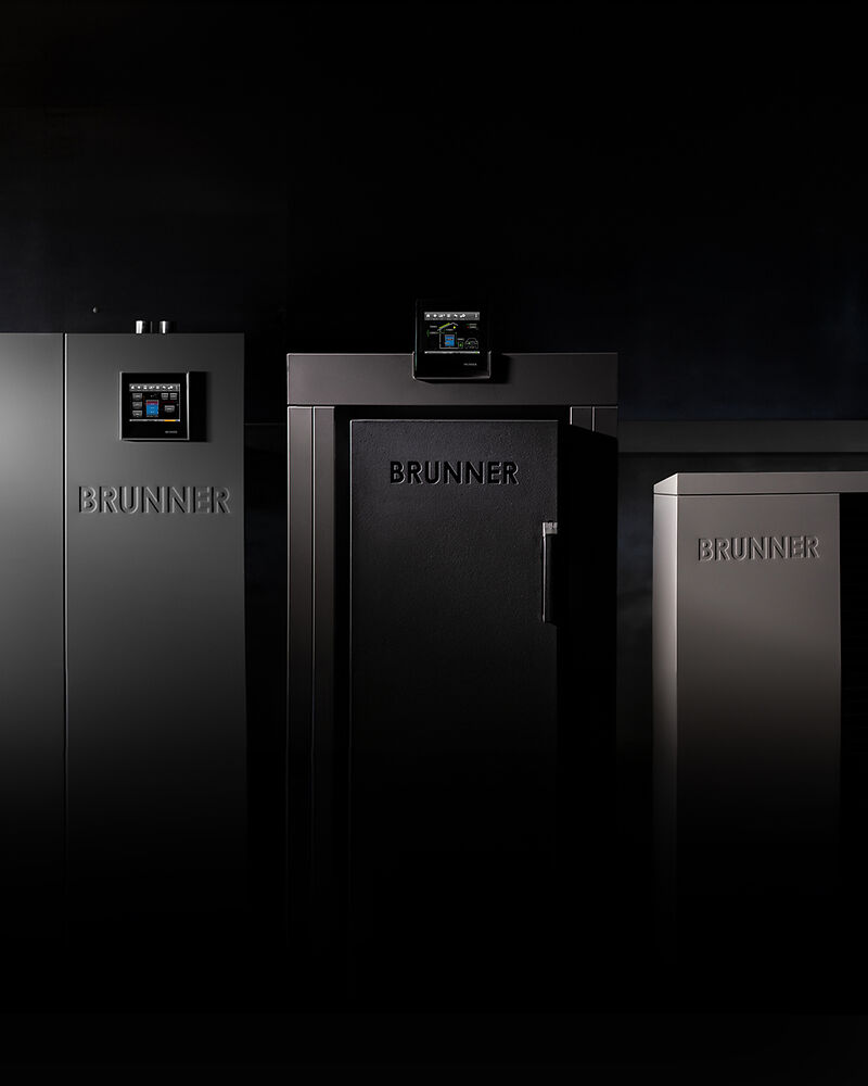 BRUNNER Pelletheizung, Scheitholzheizung, Wärmepumpe vor schwarzem Hintergrund