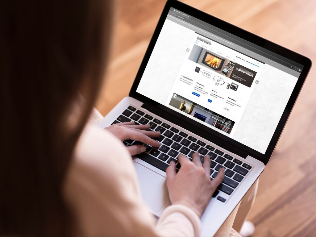 Frau sitzt vor Laptop mit myBRUNNER am Screen