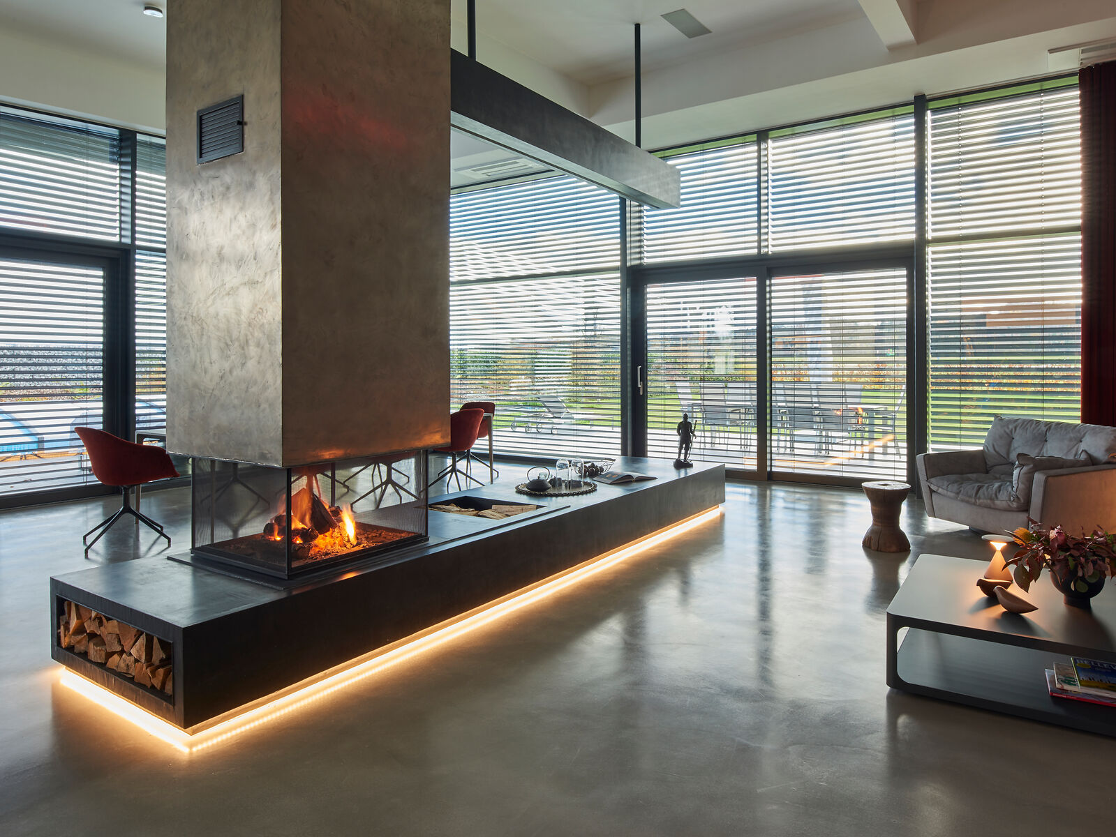 Offener Kamin mit langem Feuertisch mit integrierter Beleuchtung