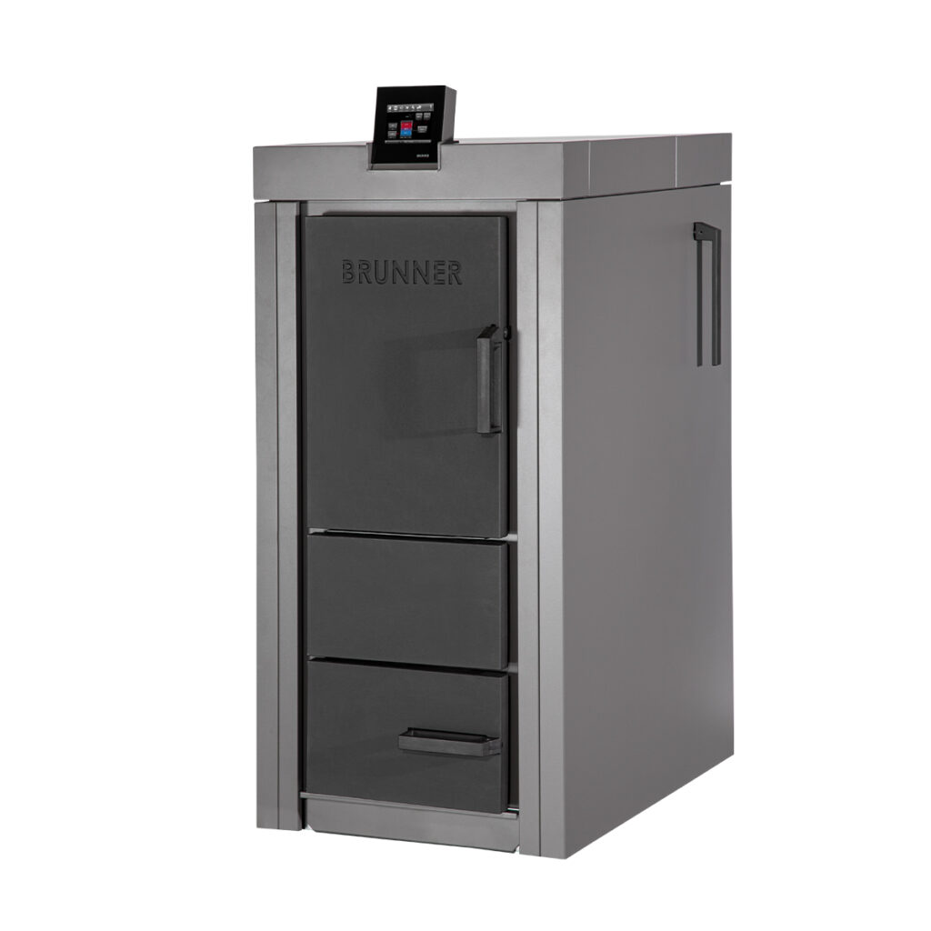 Scheitholzkessel vor weißem Hintergrund