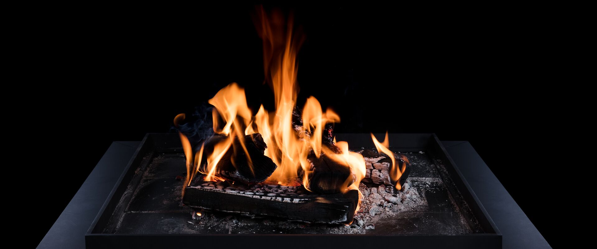 Brennendes Holzfeuer im offenen Kamin