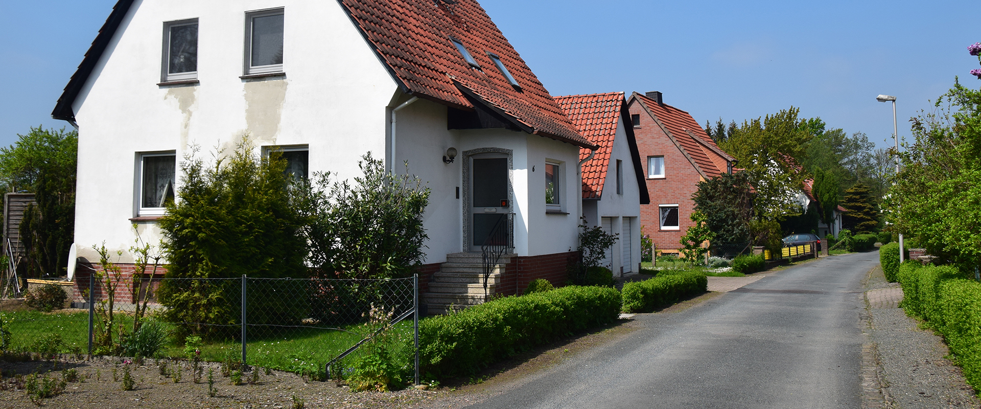 Altbau in einer Siedlung