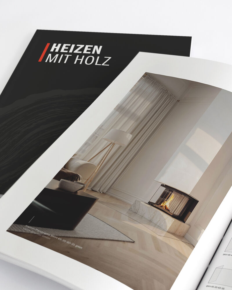 Aufgeschlagene Broschüre Heizen mit Holz