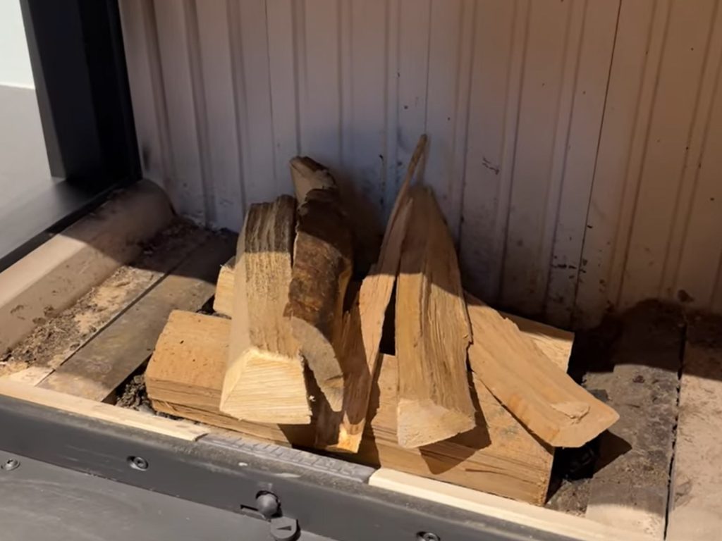 Holzstapel im Kamineinsatz