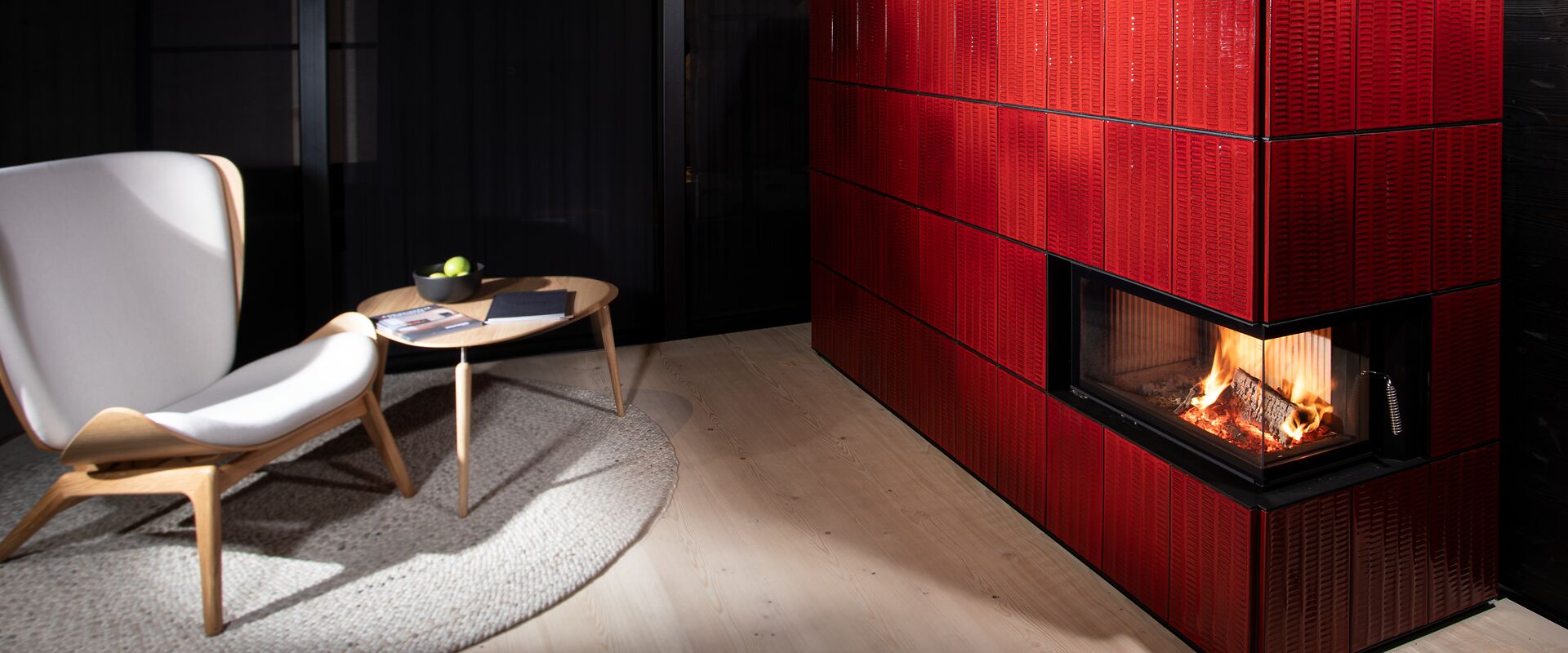 Corner tiled stove with fire-red tiles