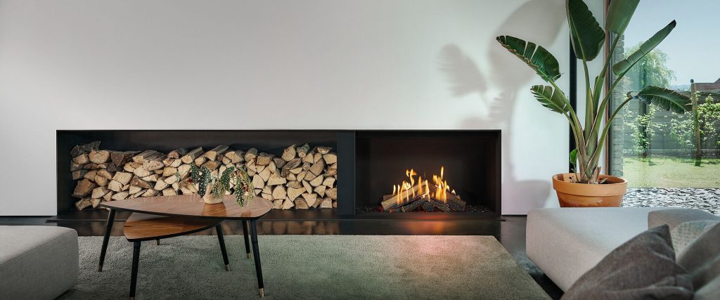 Bodentiefer Gaskamin im Wohnzimmer