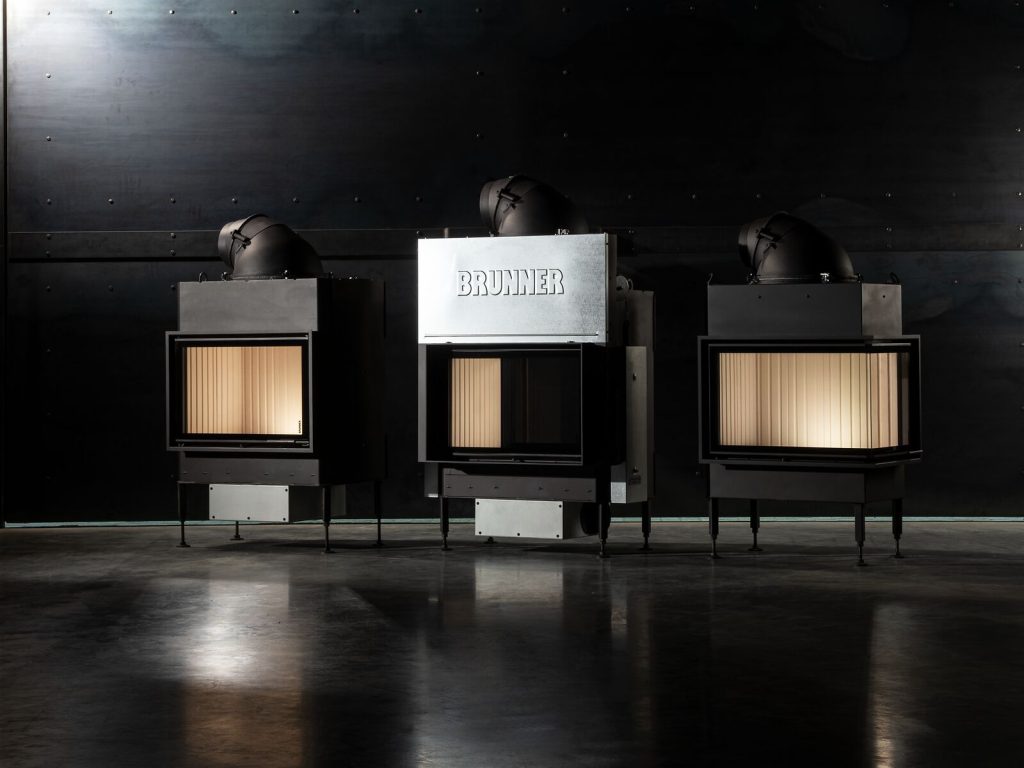 Drei BKH green Kamineinsätze vor schwarzer Wand