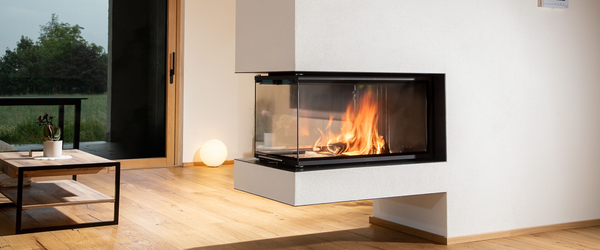 Floating panorama fireplace as room divider