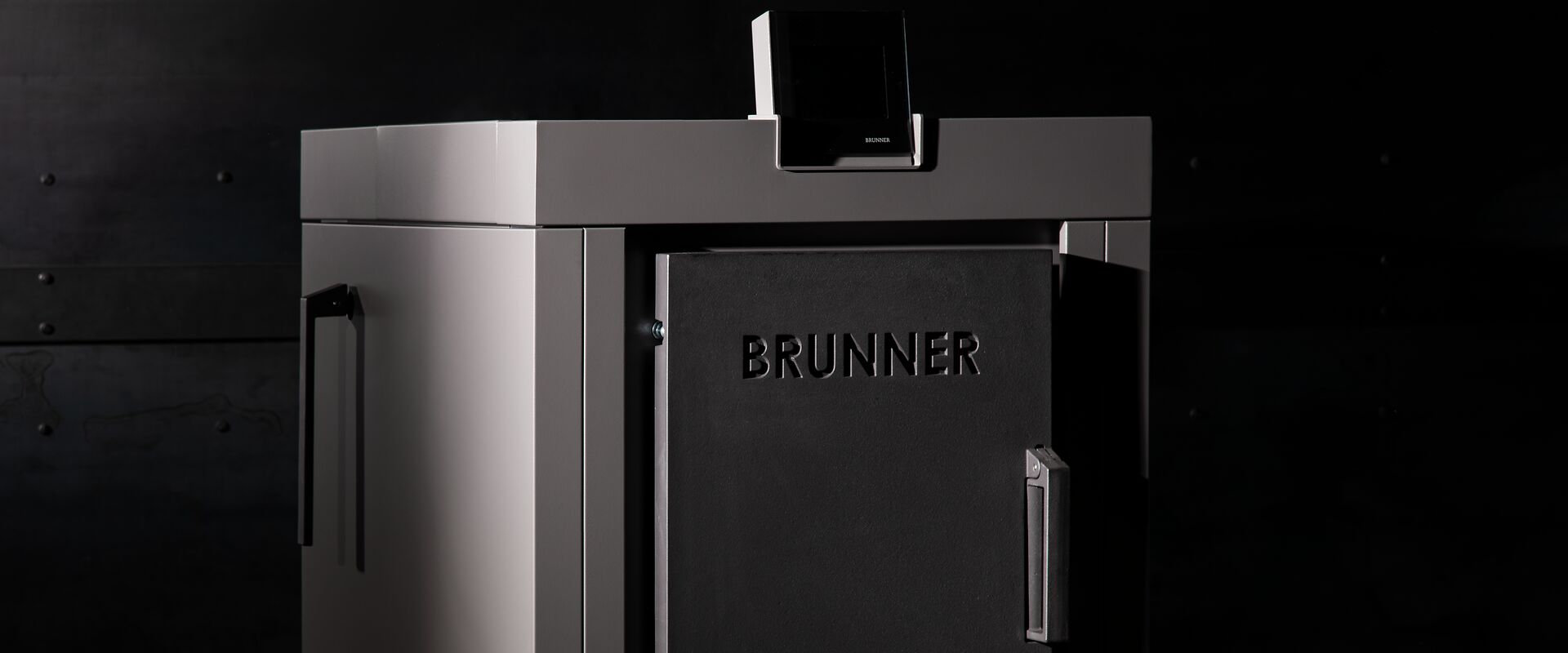 Scheitholzkessel mit Display vor schwarzem Hintergrund