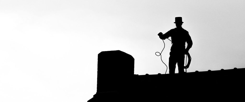 Schornsteinfeger auf dem Dach