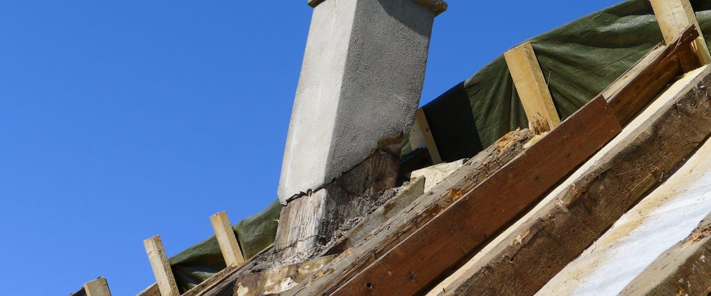 Kaputter Schornstein auf einem Hausdach