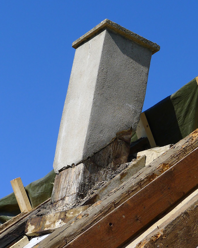 Kaputter Schornstein auf einem Hausdach