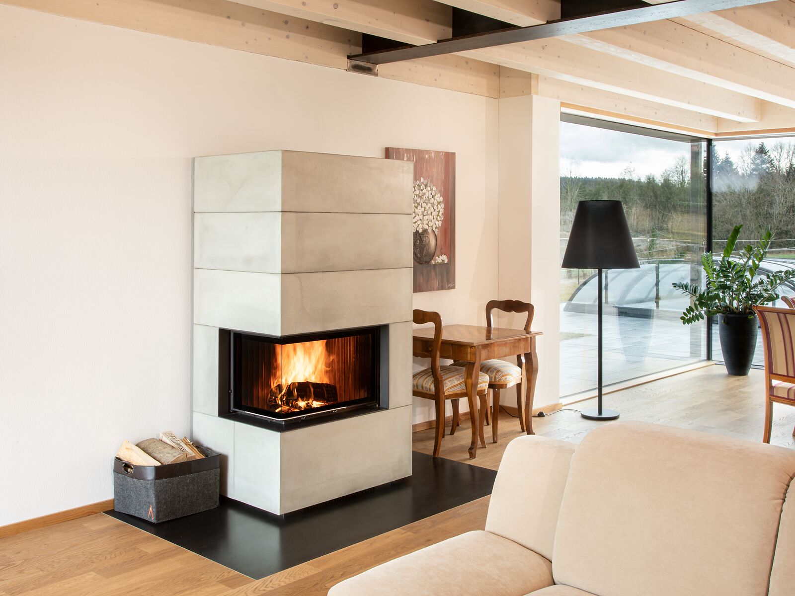 brennender Systemkamin in Wohnraum