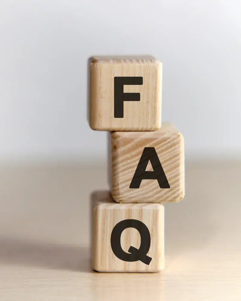 Drei Würfel aufeinander mit den Buchstaben F, A, Q darauf.