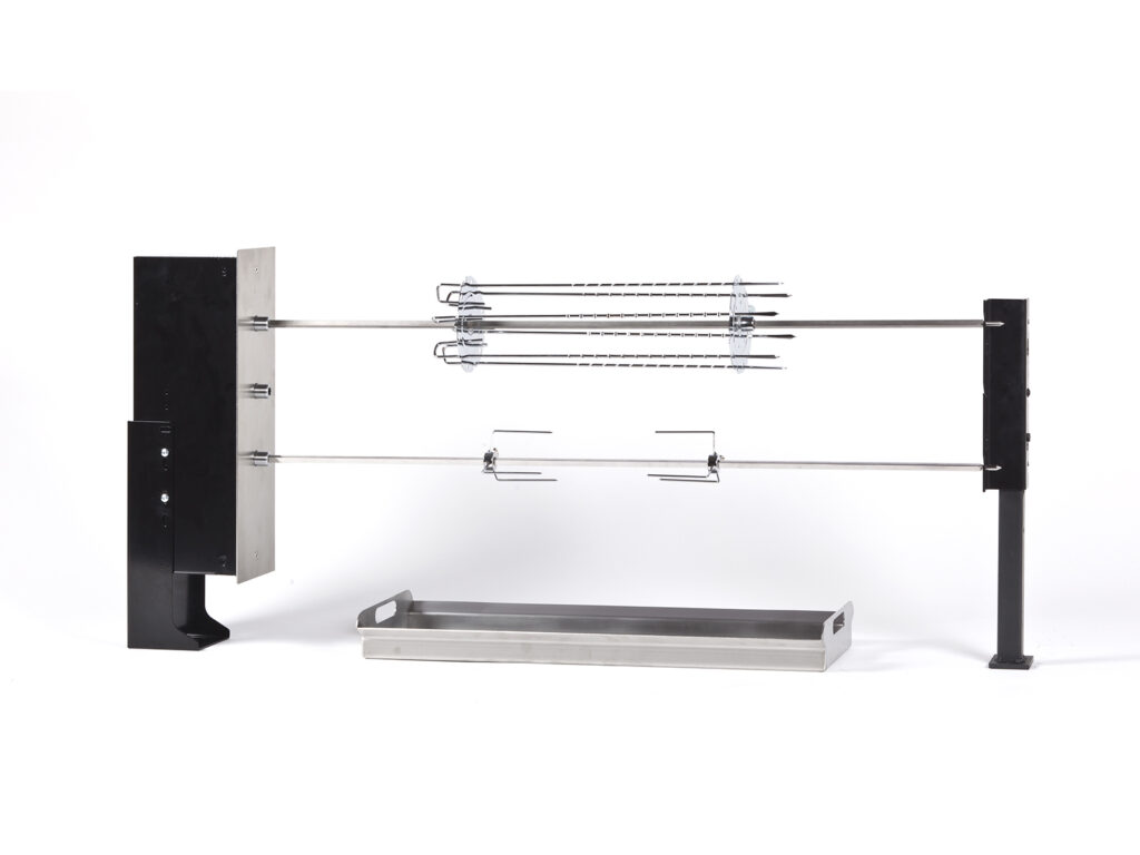 Grillspieß mit Auffangblech vor weißem Hintergrund