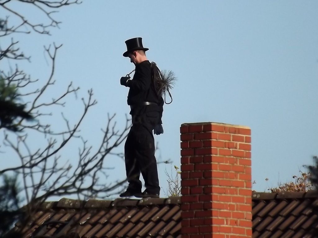 Schornsteinfeger auf dem Dach