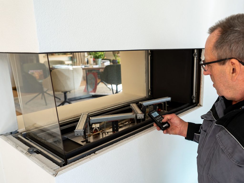 Service bei einem Gaskamin