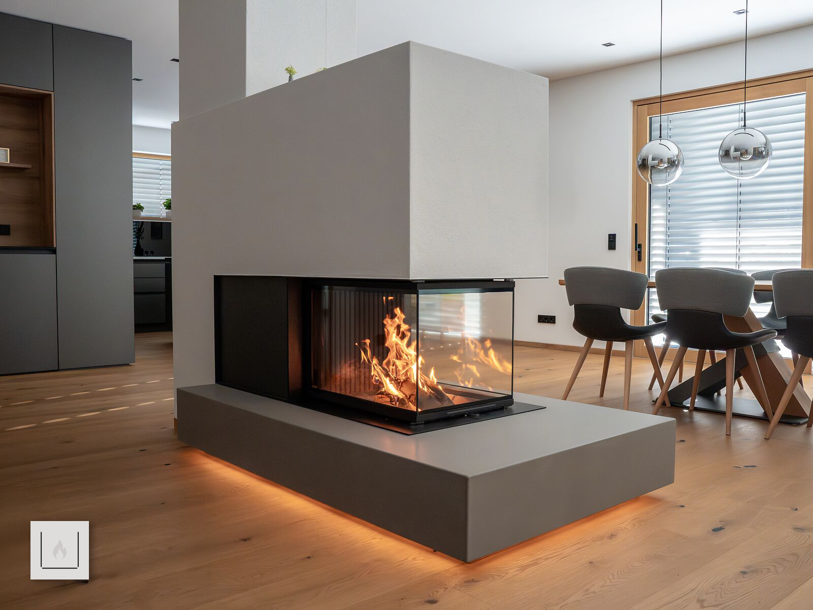 Panoramakamin mit Steinpodest als Raumteiler