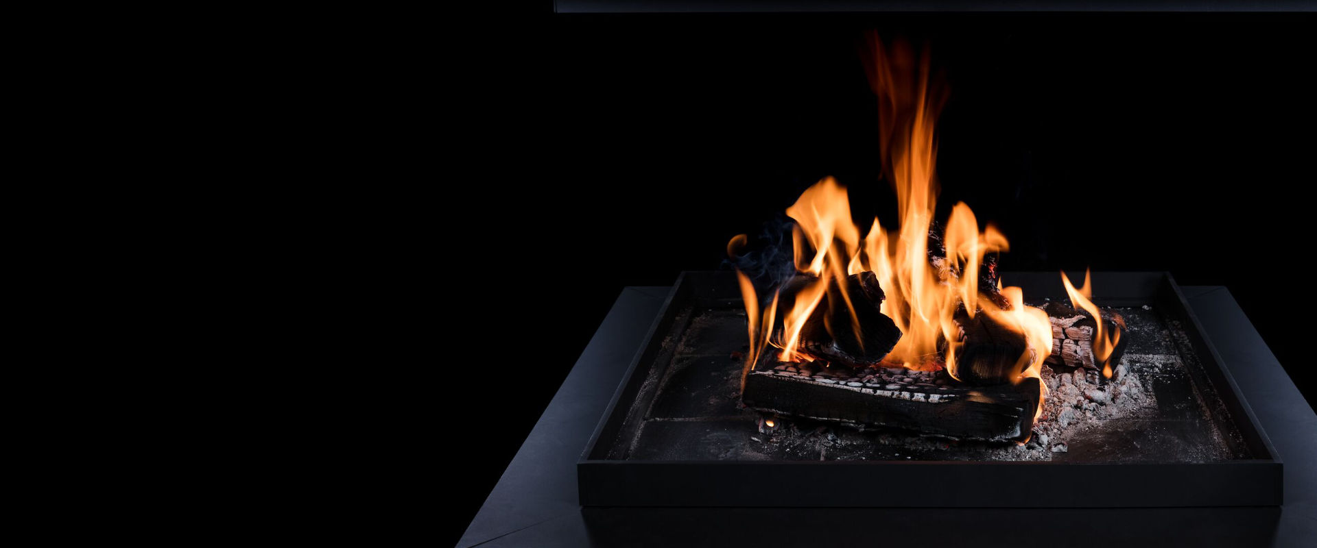 Urfeuer 4 free brennend vor schwarzem Hintergrund