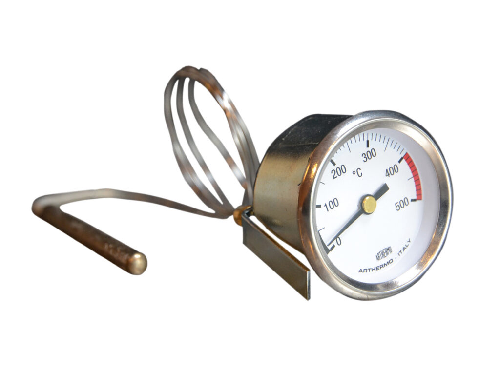 Zeigerthermometer vor weißem Hintergrund